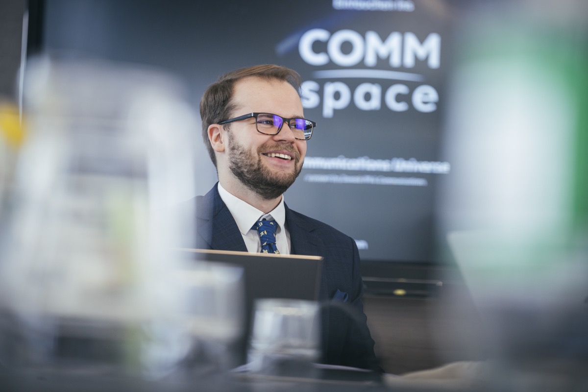 Peter Michael Zipper in einer Beratungssituation beim COMMspace-Netzwerk.